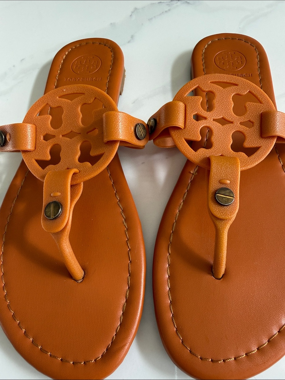 Tory Burch Orange Logo Leather Thong Sandals - Picture 1 of 3